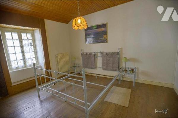 MARMANHAC, sur 1520 m² de terrain, maison de village avec partie gîte et dépendance. 
Maison p...