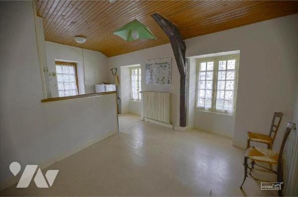 MARMANHAC, sur 1520 m² de terrain, maison de village avec partie gîte et dépendance. 
Maison p...