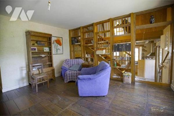 MARMANHAC, sur 1520 m² de terrain, maison de village avec partie gîte et dépendance. 
Maison p...