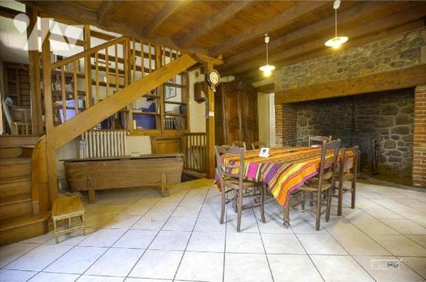 MARMANHAC, sur 1520 m² de terrain, maison de village avec partie gîte et dépendance. 
Maison p...