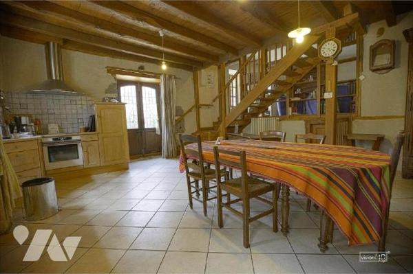 MARMANHAC, sur 1520 m² de terrain, maison de village avec partie gîte et dépendance. 
Maison p...