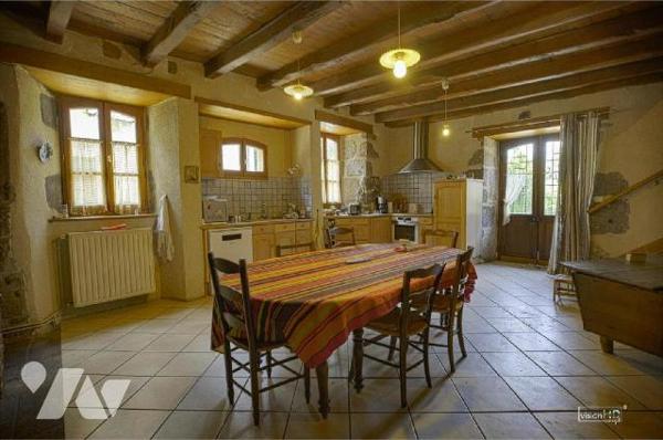 MARMANHAC, sur 1520 m² de terrain, maison de village avec partie gîte et dépendance. 
Maison p...