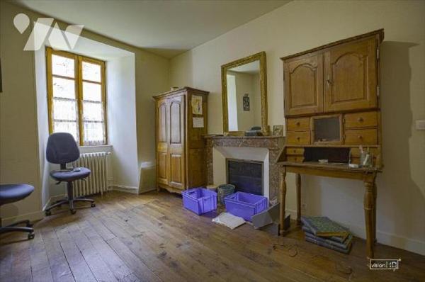 MARMANHAC, sur 1520 m² de terrain, maison de village avec partie gîte et dépendance. 
Maison p...