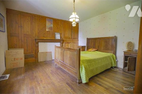 MARMANHAC, sur 1520 m² de terrain, maison de village avec partie gîte et dépendance. 
Maison p...