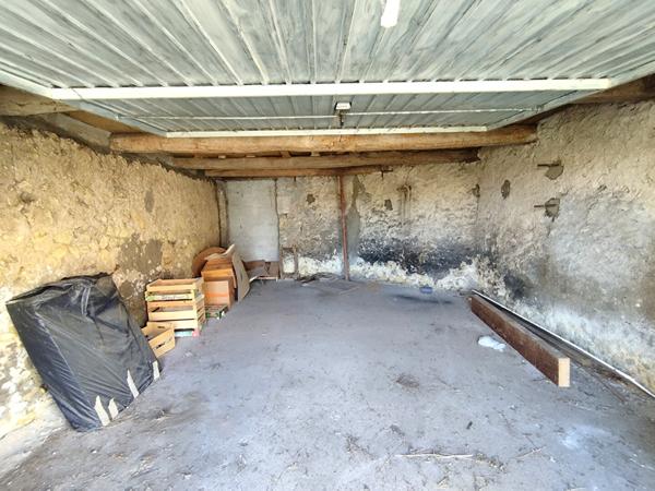 Terrain constructible avec grange à La Ville Aux Dames proche, Gare TGV, Fil Bleu, écoles, commerces, Tours, tram