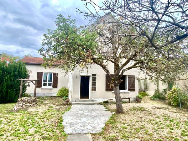 À seulement 7mn à pied  des bords de Marne, découvrez cette maison familiale de 105 m² habitables, située dans un environnement résidentiel recherché pour son calme et sa qualité de vie.

Édifiée sur un terrain arboré de 516 m², cette maison offre un cadre agréable et de beaux espaces à réinventer. Elle séduira les acquéreurs à la recherche d'un bien bénéficiant d'un emplacement privilégié et d'un véritable potentiel de rénovation.

Dès l'entrée, la maison dévoile une distribution agréable et fonctionnelle.

Le rez-de-chaussée accueille un bel espace de vie avec un double séjour, chaleureux et convivial, ainsi qu'une pièce attenante pouvant être aménagée selon vos envies : coin lecture, bibliothèque, bureau ou espace détente.

La cuisine indépendante, aménagée et équipée, communique facilement avec l'entrée et le séjour.

Ce niveau bénéficie également d'une chambre, accompagnée de sa salle d'eau avec WC, permettant notamment d'envisager une vie de plain-pied. Un WC indépendant complète l'ensemble.

À l'étage, un palier dessert deux chambres, un espace de rangement ainsi qu'une salle de bains.

À l'extérieur, vous profiterez d'un jardin arboré de 516 m², véritable espace de respiration au cœur d'un quartier résidentiel calme. Un garage ainsi qu'une dépendance comprenant actuellement la buanderie et la chaufferie viennent compléter la propriété.

Un emplacement privilégié

L'un des principaux atouts de cette maison réside dans son environnement : les bords de Marne sont accessibles à seulement 7mn à pied. Promenades, nature et moments de détente sont ainsi à portée de pas, tout en conservant la proximité des services et commodités.

Un beau potentiel à révéler

La maison nécessite aujourd'hui un rafraîchissement ainsi que des travaux de rénovation, mais elle dispose d'une configuration intéressante, d'une belle surface de terrain et d'un emplacement particulièrement recherché.

L'occasion de créer progressivement une maison à votre image, dans un cadre de vie paisible et privilégié.

105 m² habitables • 3 chambres • terrain arboré de 516 m² • garage • dépendance • 7mn à pied des bords de Marne. 

Une maison à découvrir pour son emplacement, son jardin et tout le potentiel qu'elle offre.