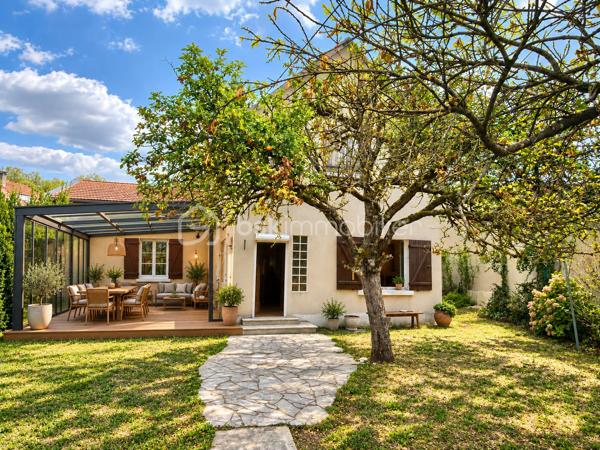 À seulement 7mn à pied  des bords de Marne, découvrez cette maison familiale de 105 m² habitables, située dans un environnement résidentiel recherché pour son calme et sa qualité de vie.

Édifiée sur un terrain arboré de 516 m², cette maison offre un cadre agréable et de beaux espaces à réinventer. Elle séduira les acquéreurs à la recherche d'un bien bénéficiant d'un emplacement privilégié et d'un véritable potentiel de rénovation.

Dès l'entrée, la maison dévoile une distribution agréable et fonctionnelle.

Le rez-de-chaussée accueille un bel espace de vie avec un double séjour, chaleureux et convivial, ainsi qu'une pièce attenante pouvant être aménagée selon vos envies : coin lecture, bibliothèque, bureau ou espace détente.

La cuisine indépendante, aménagée et équipée, communique facilement avec l'entrée et le séjour.

Ce niveau bénéficie également d'une chambre, accompagnée de sa salle d'eau avec WC, permettant notamment d'envisager une vie de plain-pied. Un WC indépendant complète l'ensemble.

À l'étage, un palier dessert deux chambres, un espace de rangement ainsi qu'une salle de bains.

À l'extérieur, vous profiterez d'un jardin arboré de 516 m², véritable espace de respiration au cœur d'un quartier résidentiel calme. Un garage ainsi qu'une dépendance comprenant actuellement la buanderie et la chaufferie viennent compléter la propriété.

Un emplacement privilégié

L'un des principaux atouts de cette maison réside dans son environnement : les bords de Marne sont accessibles à seulement 7mn à pied. Promenades, nature et moments de détente sont ainsi à portée de pas, tout en conservant la proximité des services et commodités.

Un beau potentiel à révéler

La maison nécessite aujourd'hui un rafraîchissement ainsi que des travaux de rénovation, mais elle dispose d'une configuration intéressante, d'une belle surface de terrain et d'un emplacement particulièrement recherché.

L'occasion de créer progressivement une maison à votre image, dans un cadre de vie paisible et privilégié.

105 m² habitables • 3 chambres • terrain arboré de 516 m² • garage • dépendance • 7mn à pied des bords de Marne. 

Une maison à découvrir pour son emplacement, son jardin et tout le potentiel qu'elle offre.