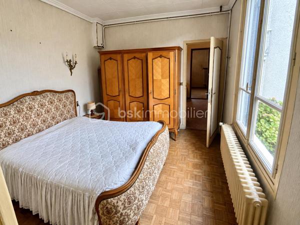 À seulement 7mn à pied  des bords de Marne, découvrez cette maison familiale de 105 m² habitables, située dans un environnement résidentiel recherché pour son calme et sa qualité de vie.

Édifiée sur un terrain arboré de 516 m², cette maison offre un cadre agréable et de beaux espaces à réinventer. Elle séduira les acquéreurs à la recherche d'un bien bénéficiant d'un emplacement privilégié et d'un véritable potentiel de rénovation.

Dès l'entrée, la maison dévoile une distribution agréable et fonctionnelle.

Le rez-de-chaussée accueille un bel espace de vie avec un double séjour, chaleureux et convivial, ainsi qu'une pièce attenante pouvant être aménagée selon vos envies : coin lecture, bibliothèque, bureau ou espace détente.

La cuisine indépendante, aménagée et équipée, communique facilement avec l'entrée et le séjour.

Ce niveau bénéficie également d'une chambre, accompagnée de sa salle d'eau avec WC, permettant notamment d'envisager une vie de plain-pied. Un WC indépendant complète l'ensemble.

À l'étage, un palier dessert deux chambres, un espace de rangement ainsi qu'une salle de bains.

À l'extérieur, vous profiterez d'un jardin arboré de 516 m², véritable espace de respiration au cœur d'un quartier résidentiel calme. Un garage ainsi qu'une dépendance comprenant actuellement la buanderie et la chaufferie viennent compléter la propriété.

Un emplacement privilégié

L'un des principaux atouts de cette maison réside dans son environnement : les bords de Marne sont accessibles à seulement 7mn à pied. Promenades, nature et moments de détente sont ainsi à portée de pas, tout en conservant la proximité des services et commodités.

Un beau potentiel à révéler

La maison nécessite aujourd'hui un rafraîchissement ainsi que des travaux de rénovation, mais elle dispose d'une configuration intéressante, d'une belle surface de terrain et d'un emplacement particulièrement recherché.

L'occasion de créer progressivement une maison à votre image, dans un cadre de vie paisible et privilégié.

105 m² habitables • 3 chambres • terrain arboré de 516 m² • garage • dépendance • 7mn à pied des bords de Marne. 

Une maison à découvrir pour son emplacement, son jardin et tout le potentiel qu'elle offre.