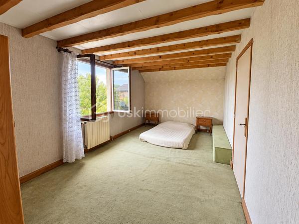 À seulement 7mn à pied  des bords de Marne, découvrez cette maison familiale de 105 m² habitables, située dans un environnement résidentiel recherché pour son calme et sa qualité de vie.

Édifiée sur un terrain arboré de 516 m², cette maison offre un cadre agréable et de beaux espaces à réinventer. Elle séduira les acquéreurs à la recherche d'un bien bénéficiant d'un emplacement privilégié et d'un véritable potentiel de rénovation.

Dès l'entrée, la maison dévoile une distribution agréable et fonctionnelle.

Le rez-de-chaussée accueille un bel espace de vie avec un double séjour, chaleureux et convivial, ainsi qu'une pièce attenante pouvant être aménagée selon vos envies : coin lecture, bibliothèque, bureau ou espace détente.

La cuisine indépendante, aménagée et équipée, communique facilement avec l'entrée et le séjour.

Ce niveau bénéficie également d'une chambre, accompagnée de sa salle d'eau avec WC, permettant notamment d'envisager une vie de plain-pied. Un WC indépendant complète l'ensemble.

À l'étage, un palier dessert deux chambres, un espace de rangement ainsi qu'une salle de bains.

À l'extérieur, vous profiterez d'un jardin arboré de 516 m², véritable espace de respiration au cœur d'un quartier résidentiel calme. Un garage ainsi qu'une dépendance comprenant actuellement la buanderie et la chaufferie viennent compléter la propriété.

Un emplacement privilégié

L'un des principaux atouts de cette maison réside dans son environnement : les bords de Marne sont accessibles à seulement 7mn à pied. Promenades, nature et moments de détente sont ainsi à portée de pas, tout en conservant la proximité des services et commodités.

Un beau potentiel à révéler

La maison nécessite aujourd'hui un rafraîchissement ainsi que des travaux de rénovation, mais elle dispose d'une configuration intéressante, d'une belle surface de terrain et d'un emplacement particulièrement recherché.

L'occasion de créer progressivement une maison à votre image, dans un cadre de vie paisible et privilégié.

105 m² habitables • 3 chambres • terrain arboré de 516 m² • garage • dépendance • 7mn à pied des bords de Marne. 

Une maison à découvrir pour son emplacement, son jardin et tout le potentiel qu'elle offre.