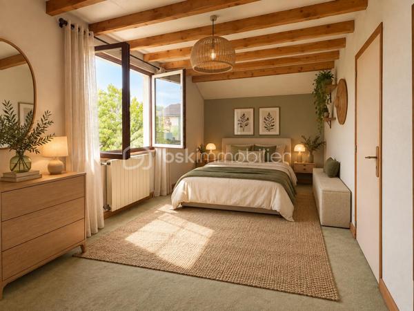 À seulement 7mn à pied  des bords de Marne, découvrez cette maison familiale de 105 m² habitables, située dans un environnement résidentiel recherché pour son calme et sa qualité de vie.

Édifiée sur un terrain arboré de 516 m², cette maison offre un cadre agréable et de beaux espaces à réinventer. Elle séduira les acquéreurs à la recherche d'un bien bénéficiant d'un emplacement privilégié et d'un véritable potentiel de rénovation.

Dès l'entrée, la maison dévoile une distribution agréable et fonctionnelle.

Le rez-de-chaussée accueille un bel espace de vie avec un double séjour, chaleureux et convivial, ainsi qu'une pièce attenante pouvant être aménagée selon vos envies : coin lecture, bibliothèque, bureau ou espace détente.

La cuisine indépendante, aménagée et équipée, communique facilement avec l'entrée et le séjour.

Ce niveau bénéficie également d'une chambre, accompagnée de sa salle d'eau avec WC, permettant notamment d'envisager une vie de plain-pied. Un WC indépendant complète l'ensemble.

À l'étage, un palier dessert deux chambres, un espace de rangement ainsi qu'une salle de bains.

À l'extérieur, vous profiterez d'un jardin arboré de 516 m², véritable espace de respiration au cœur d'un quartier résidentiel calme. Un garage ainsi qu'une dépendance comprenant actuellement la buanderie et la chaufferie viennent compléter la propriété.

Un emplacement privilégié

L'un des principaux atouts de cette maison réside dans son environnement : les bords de Marne sont accessibles à seulement 7mn à pied. Promenades, nature et moments de détente sont ainsi à portée de pas, tout en conservant la proximité des services et commodités.

Un beau potentiel à révéler

La maison nécessite aujourd'hui un rafraîchissement ainsi que des travaux de rénovation, mais elle dispose d'une configuration intéressante, d'une belle surface de terrain et d'un emplacement particulièrement recherché.

L'occasion de créer progressivement une maison à votre image, dans un cadre de vie paisible et privilégié.

105 m² habitables • 3 chambres • terrain arboré de 516 m² • garage • dépendance • 7mn à pied des bords de Marne. 

Une maison à découvrir pour son emplacement, son jardin et tout le potentiel qu'elle offre.