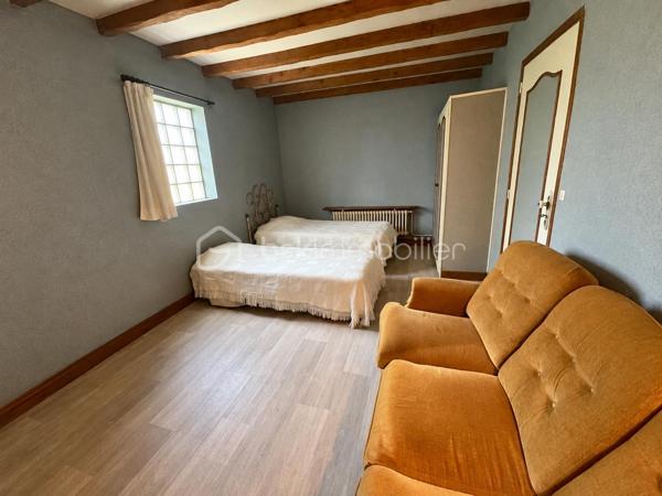 À seulement 7mn à pied  des bords de Marne, découvrez cette maison familiale de 105 m² habitables, située dans un environnement résidentiel recherché pour son calme et sa qualité de vie.

Édifiée sur un terrain arboré de 516 m², cette maison offre un cadre agréable et de beaux espaces à réinventer. Elle séduira les acquéreurs à la recherche d'un bien bénéficiant d'un emplacement privilégié et d'un véritable potentiel de rénovation.

Dès l'entrée, la maison dévoile une distribution agréable et fonctionnelle.

Le rez-de-chaussée accueille un bel espace de vie avec un double séjour, chaleureux et convivial, ainsi qu'une pièce attenante pouvant être aménagée selon vos envies : coin lecture, bibliothèque, bureau ou espace détente.

La cuisine indépendante, aménagée et équipée, communique facilement avec l'entrée et le séjour.

Ce niveau bénéficie également d'une chambre, accompagnée de sa salle d'eau avec WC, permettant notamment d'envisager une vie de plain-pied. Un WC indépendant complète l'ensemble.

À l'étage, un palier dessert deux chambres, un espace de rangement ainsi qu'une salle de bains.

À l'extérieur, vous profiterez d'un jardin arboré de 516 m², véritable espace de respiration au cœur d'un quartier résidentiel calme. Un garage ainsi qu'une dépendance comprenant actuellement la buanderie et la chaufferie viennent compléter la propriété.

Un emplacement privilégié

L'un des principaux atouts de cette maison réside dans son environnement : les bords de Marne sont accessibles à seulement 7mn à pied. Promenades, nature et moments de détente sont ainsi à portée de pas, tout en conservant la proximité des services et commodités.

Un beau potentiel à révéler

La maison nécessite aujourd'hui un rafraîchissement ainsi que des travaux de rénovation, mais elle dispose d'une configuration intéressante, d'une belle surface de terrain et d'un emplacement particulièrement recherché.

L'occasion de créer progressivement une maison à votre image, dans un cadre de vie paisible et privilégié.

105 m² habitables • 3 chambres • terrain arboré de 516 m² • garage • dépendance • 7mn à pied des bords de Marne. 

Une maison à découvrir pour son emplacement, son jardin et tout le potentiel qu'elle offre.