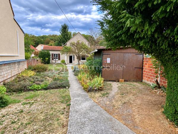 À seulement 7mn à pied  des bords de Marne, découvrez cette maison familiale de 105 m² habitables, située dans un environnement résidentiel recherché pour son calme et sa qualité de vie.

Édifiée sur un terrain arboré de 516 m², cette maison offre un cadre agréable et de beaux espaces à réinventer. Elle séduira les acquéreurs à la recherche d'un bien bénéficiant d'un emplacement privilégié et d'un véritable potentiel de rénovation.

Dès l'entrée, la maison dévoile une distribution agréable et fonctionnelle.

Le rez-de-chaussée accueille un bel espace de vie avec un double séjour, chaleureux et convivial, ainsi qu'une pièce attenante pouvant être aménagée selon vos envies : coin lecture, bibliothèque, bureau ou espace détente.

La cuisine indépendante, aménagée et équipée, communique facilement avec l'entrée et le séjour.

Ce niveau bénéficie également d'une chambre, accompagnée de sa salle d'eau avec WC, permettant notamment d'envisager une vie de plain-pied. Un WC indépendant complète l'ensemble.

À l'étage, un palier dessert deux chambres, un espace de rangement ainsi qu'une salle de bains.

À l'extérieur, vous profiterez d'un jardin arboré de 516 m², véritable espace de respiration au cœur d'un quartier résidentiel calme. Un garage ainsi qu'une dépendance comprenant actuellement la buanderie et la chaufferie viennent compléter la propriété.

Un emplacement privilégié

L'un des principaux atouts de cette maison réside dans son environnement : les bords de Marne sont accessibles à seulement 7mn à pied. Promenades, nature et moments de détente sont ainsi à portée de pas, tout en conservant la proximité des services et commodités.

Un beau potentiel à révéler

La maison nécessite aujourd'hui un rafraîchissement ainsi que des travaux de rénovation, mais elle dispose d'une configuration intéressante, d'une belle surface de terrain et d'un emplacement particulièrement recherché.

L'occasion de créer progressivement une maison à votre image, dans un cadre de vie paisible et privilégié.

105 m² habitables • 3 chambres • terrain arboré de 516 m² • garage • dépendance • 7mn à pied des bords de Marne. 

Une maison à découvrir pour son emplacement, son jardin et tout le potentiel qu'elle offre.