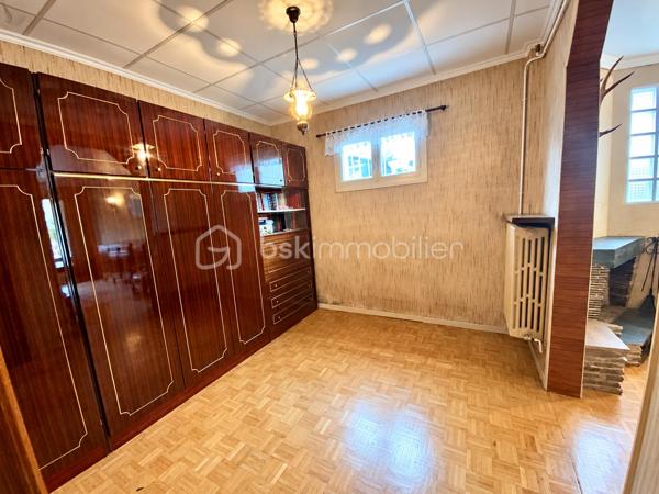 À seulement 7mn à pied  des bords de Marne, découvrez cette maison familiale de 105 m² habitables, située dans un environnement résidentiel recherché pour son calme et sa qualité de vie.

Édifiée sur un terrain arboré de 516 m², cette maison offre un cadre agréable et de beaux espaces à réinventer. Elle séduira les acquéreurs à la recherche d'un bien bénéficiant d'un emplacement privilégié et d'un véritable potentiel de rénovation.

Dès l'entrée, la maison dévoile une distribution agréable et fonctionnelle.

Le rez-de-chaussée accueille un bel espace de vie avec un double séjour, chaleureux et convivial, ainsi qu'une pièce attenante pouvant être aménagée selon vos envies : coin lecture, bibliothèque, bureau ou espace détente.

La cuisine indépendante, aménagée et équipée, communique facilement avec l'entrée et le séjour.

Ce niveau bénéficie également d'une chambre, accompagnée de sa salle d'eau avec WC, permettant notamment d'envisager une vie de plain-pied. Un WC indépendant complète l'ensemble.

À l'étage, un palier dessert deux chambres, un espace de rangement ainsi qu'une salle de bains.

À l'extérieur, vous profiterez d'un jardin arboré de 516 m², véritable espace de respiration au cœur d'un quartier résidentiel calme. Un garage ainsi qu'une dépendance comprenant actuellement la buanderie et la chaufferie viennent compléter la propriété.

Un emplacement privilégié

L'un des principaux atouts de cette maison réside dans son environnement : les bords de Marne sont accessibles à seulement 7mn à pied. Promenades, nature et moments de détente sont ainsi à portée de pas, tout en conservant la proximité des services et commodités.

Un beau potentiel à révéler

La maison nécessite aujourd'hui un rafraîchissement ainsi que des travaux de rénovation, mais elle dispose d'une configuration intéressante, d'une belle surface de terrain et d'un emplacement particulièrement recherché.

L'occasion de créer progressivement une maison à votre image, dans un cadre de vie paisible et privilégié.

105 m² habitables • 3 chambres • terrain arboré de 516 m² • garage • dépendance • 7mn à pied des bords de Marne. 

Une maison à découvrir pour son emplacement, son jardin et tout le potentiel qu'elle offre.