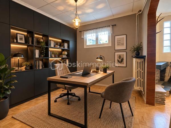 À seulement 7mn à pied  des bords de Marne, découvrez cette maison familiale de 105 m² habitables, située dans un environnement résidentiel recherché pour son calme et sa qualité de vie.

Édifiée sur un terrain arboré de 516 m², cette maison offre un cadre agréable et de beaux espaces à réinventer. Elle séduira les acquéreurs à la recherche d'un bien bénéficiant d'un emplacement privilégié et d'un véritable potentiel de rénovation.

Dès l'entrée, la maison dévoile une distribution agréable et fonctionnelle.

Le rez-de-chaussée accueille un bel espace de vie avec un double séjour, chaleureux et convivial, ainsi qu'une pièce attenante pouvant être aménagée selon vos envies : coin lecture, bibliothèque, bureau ou espace détente.

La cuisine indépendante, aménagée et équipée, communique facilement avec l'entrée et le séjour.

Ce niveau bénéficie également d'une chambre, accompagnée de sa salle d'eau avec WC, permettant notamment d'envisager une vie de plain-pied. Un WC indépendant complète l'ensemble.

À l'étage, un palier dessert deux chambres, un espace de rangement ainsi qu'une salle de bains.

À l'extérieur, vous profiterez d'un jardin arboré de 516 m², véritable espace de respiration au cœur d'un quartier résidentiel calme. Un garage ainsi qu'une dépendance comprenant actuellement la buanderie et la chaufferie viennent compléter la propriété.

Un emplacement privilégié

L'un des principaux atouts de cette maison réside dans son environnement : les bords de Marne sont accessibles à seulement 7mn à pied. Promenades, nature et moments de détente sont ainsi à portée de pas, tout en conservant la proximité des services et commodités.

Un beau potentiel à révéler

La maison nécessite aujourd'hui un rafraîchissement ainsi que des travaux de rénovation, mais elle dispose d'une configuration intéressante, d'une belle surface de terrain et d'un emplacement particulièrement recherché.

L'occasion de créer progressivement une maison à votre image, dans un cadre de vie paisible et privilégié.

105 m² habitables • 3 chambres • terrain arboré de 516 m² • garage • dépendance • 7mn à pied des bords de Marne. 

Une maison à découvrir pour son emplacement, son jardin et tout le potentiel qu'elle offre.