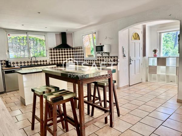 Belle bastide en position dominante