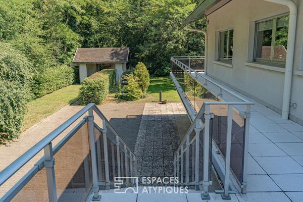 Maison d’architecte seventies à fort potentiel et son vaste terrain boisé