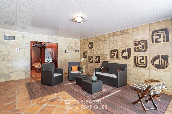 Maison d’architecte seventies à fort potentiel et son vaste terrain boisé
