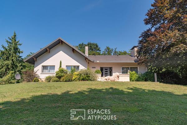 Maison d’architecte seventies à fort potentiel et son vaste terrain boisé