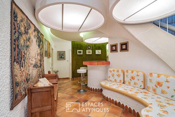 Maison d’architecte seventies à fort potentiel et son vaste terrain boisé