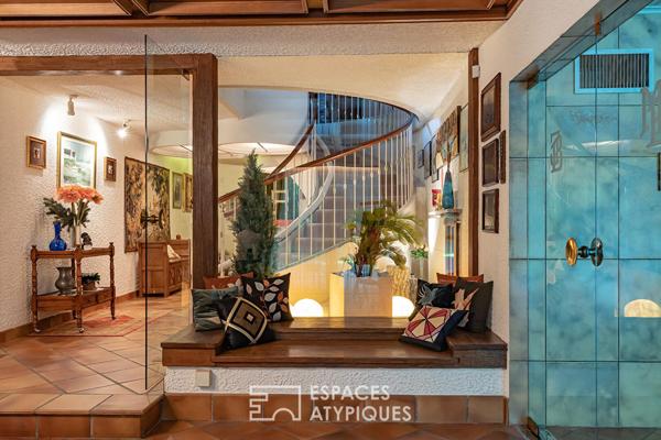 Maison d’architecte seventies à fort potentiel et son vaste terrain boisé