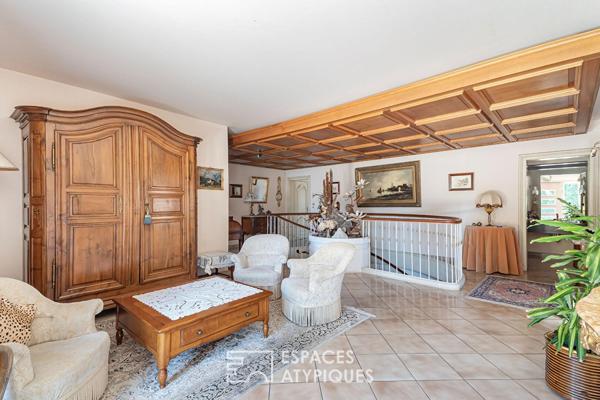 Maison d’architecte seventies à fort potentiel et son vaste terrain boisé