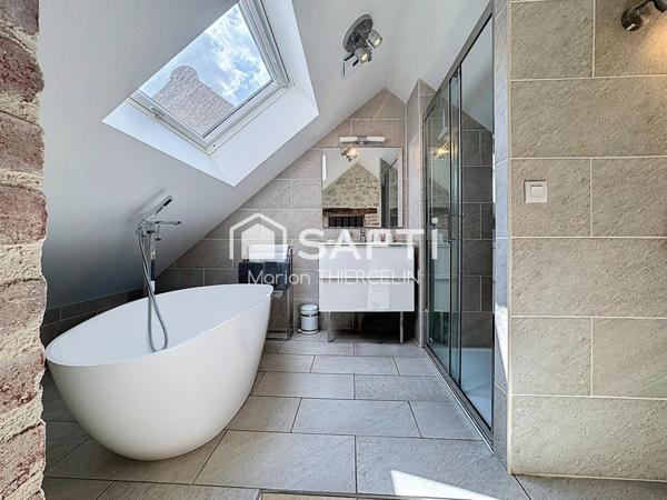 Opportunité rare pour cette propriété constituée de 2 habitations dans un secteur calme