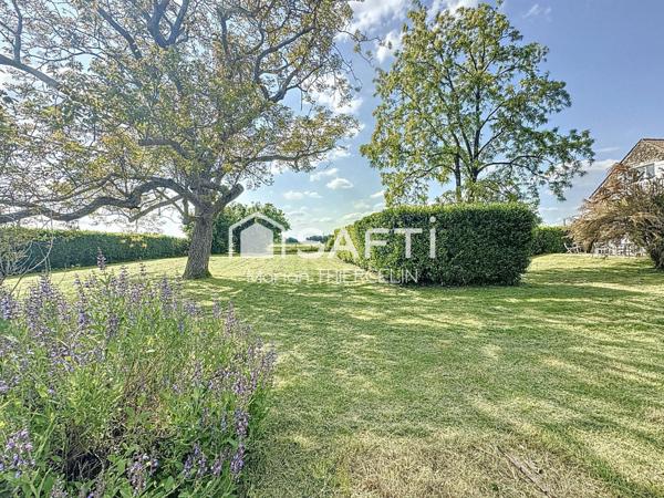 Opportunité rare pour cette propriété constituée de 2 habitations dans un secteur calme