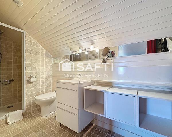 Opportunité rare pour cette propriété constituée de 2 habitations dans un secteur calme