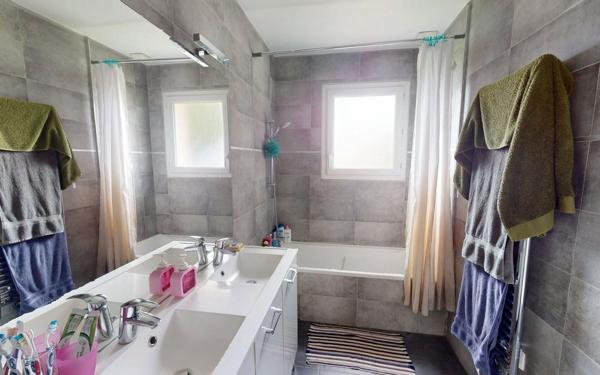 Maison à vendre    5 pièces • 166 m2 Saint-Didier-de-Formans