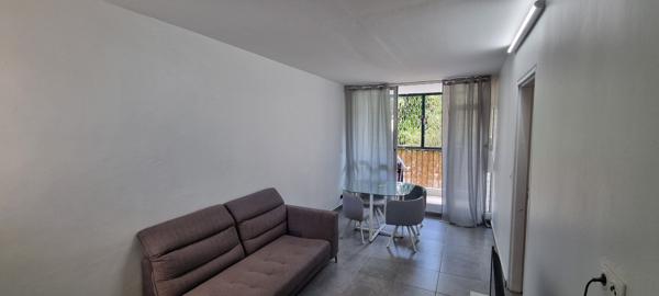 Appartement 3 pièces rénové et meublé d'environ 56 m² à POINTE-A-PITRE