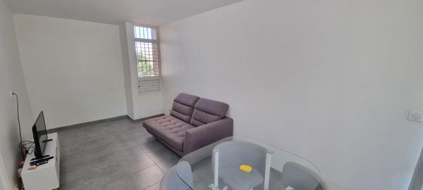 Appartement 3 pièces rénové et meublé d'environ 56 m² à POINTE-A-PITRE