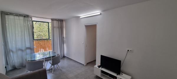 Appartement 3 pièces rénové et meublé d'environ 56 m² à POINTE-A-PITRE