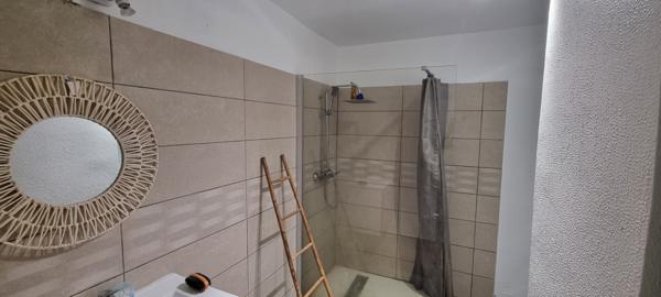 Appartement 3 pièces rénové et meublé d'environ 56 m² à POINTE-A-PITRE