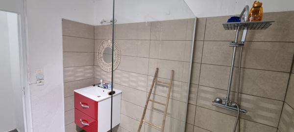 Appartement 3 pièces rénové et meublé d'environ 56 m² à POINTE-A-PITRE