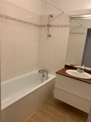 Toulouse Blagnac 31700 proche tramway appartement T2 refait à neuf de 46.19 m² - balcon et place de parking