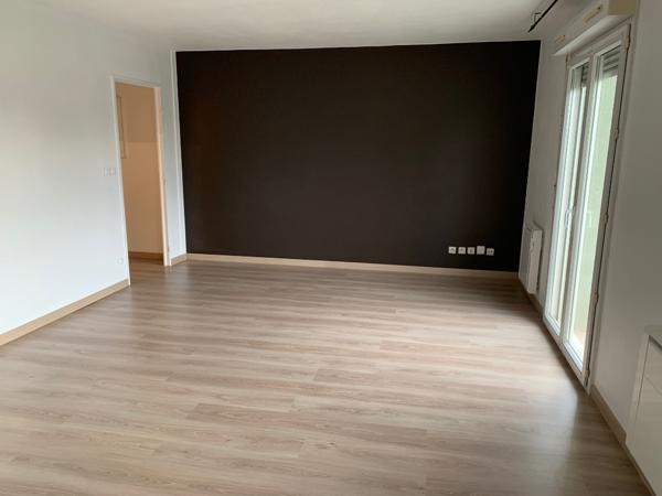 Toulouse Blagnac 31700 proche tramway appartement T2 refait à neuf de 46.19 m² - balcon et place de parking