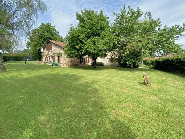 Bel ensemble immobilier composé d'une maison en pierre avec 5 gîtes
