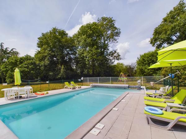 Bel ensemble immobilier composé d'une maison en pierre avec 5 gîtes