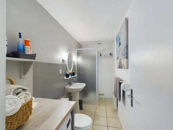Bel ensemble immobilier composé d'une maison en pierre avec 5 gîtes