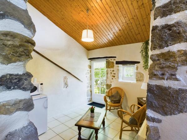 Bel ensemble immobilier composé d'une maison en pierre avec 5 gîtes