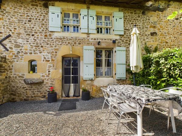 Bel ensemble immobilier composé d'une maison en pierre avec 5 gîtes