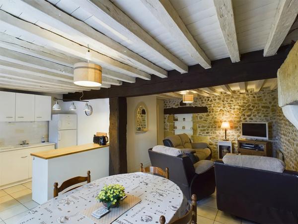 Bel ensemble immobilier composé d'une maison en pierre avec 5 gîtes