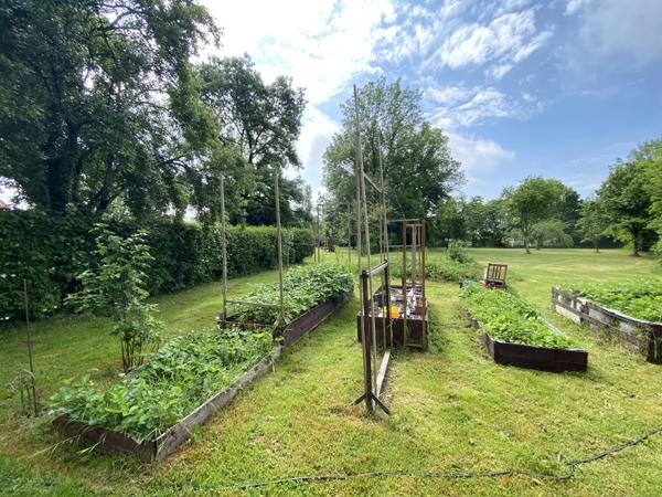 Bel ensemble immobilier composé d'une maison en pierre avec 5 gîtes