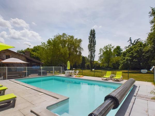 Bel ensemble immobilier composé d'une maison en pierre avec 5 gîtes