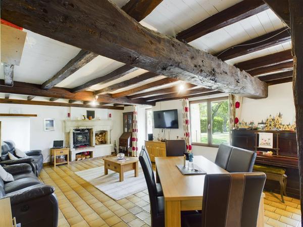 Bel ensemble immobilier composé d'une maison en pierre avec 5 gîtes