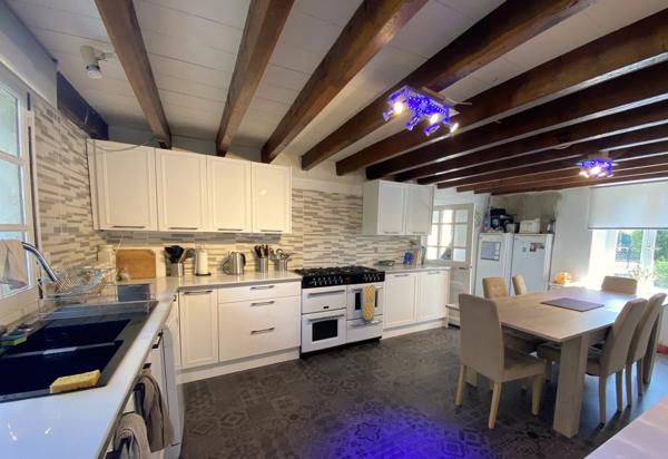 Bel ensemble immobilier composé d'une maison en pierre avec 5 gîtes