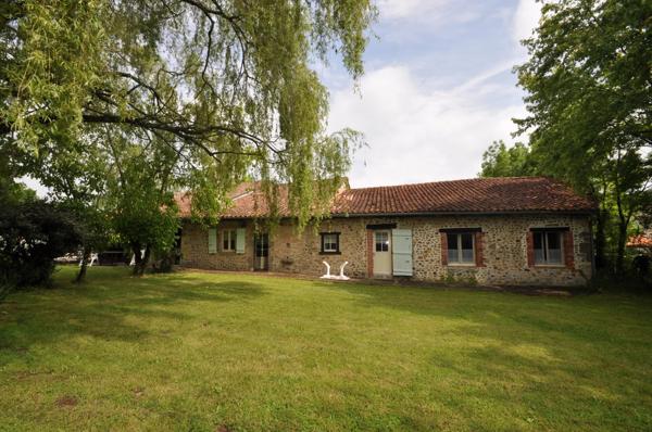 Bel ensemble immobilier composé d'une maison en pierre avec 5 gîtes
