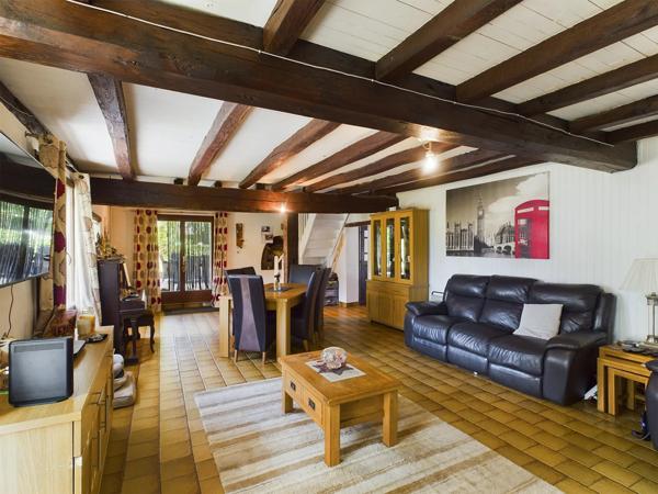Bel ensemble immobilier composé d'une maison en pierre avec 5 gîtes