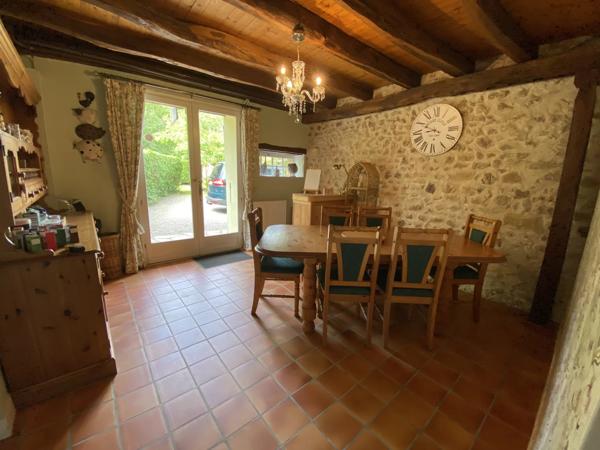 Bel ensemble immobilier composé d'une maison en pierre avec 5 gîtes