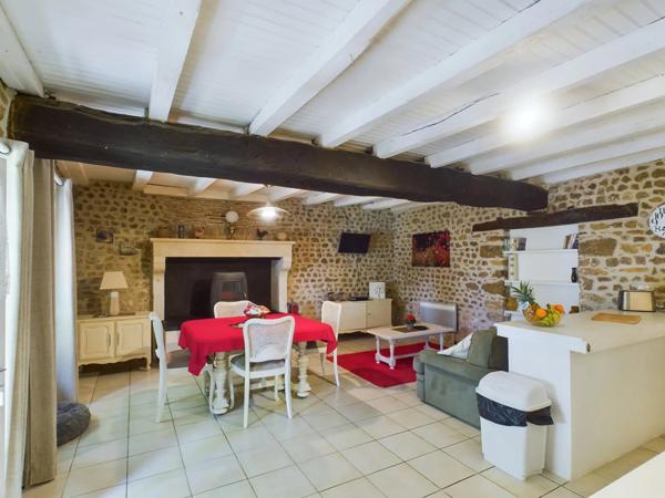 Bel ensemble immobilier composé d'une maison en pierre avec 5 gîtes